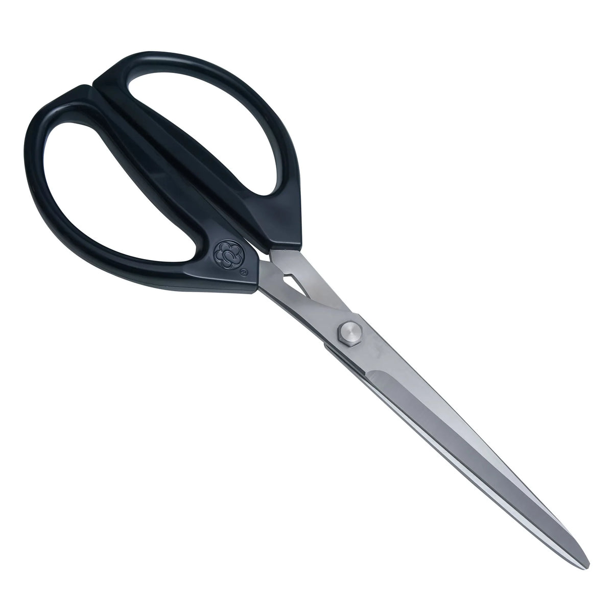 Joyce_Chen_Scissors_in_dark_na